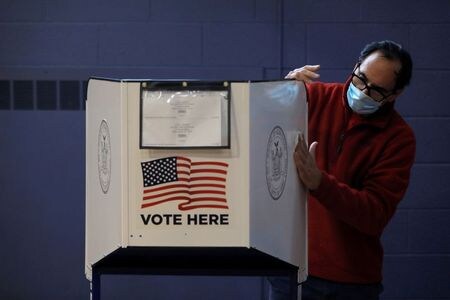 米フロリダ大学の「米選挙プロジェクト」によると、１１月３日の大統領選を８日後に控えた２６日時点で、期日前投票を済ませた有権者が６０００万人を超えた。写真はニューヨークで２５日撮影（２０２０年　ロイター/Andrew Kelly）