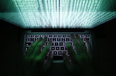 　１月２３日、米連邦捜査局（ＦＢＩ）は、北朝鮮に関連する「ラザルス・グループ」および「ＡＰＴ３８」の２つのハッカー集団が、昨年６月に米暗号資産会社ハーモニーのホライゾン・ブリッジから１億ドルを盗んだ事件に関与したと断定したことを明らかにした。写真はポーランドのワルシャワで２０１３年２月撮影（２０２３年　ロイター／Kacper Pempel）