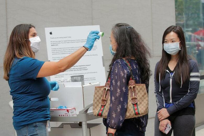 米当局者は、抗体検査に基づく米疾病対策センター(CDC)の推計によると、米国の新型コロナウイルス感染者数は2000万人を超えている可能性があると明らかにした。ニューヨークで17日撮影(2019年　ロイター/BRENDAN MCDERMID)