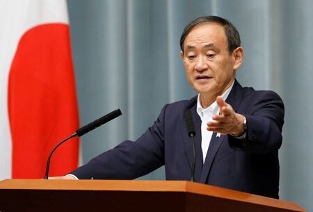 ７月６日、菅義偉官房長官（写真）は午後の会見で、新型コロナウイルスの感染者が同日に東京都で１０２人確認され、５日連続で感染者が１００人超になったことに関連し、県をまたぐ移動の自粛について、一律に要請する必要があるとは考えていないと述べた。首相官邸で２０１７年５月撮影（２０２０年　ロイター/Toru Hanai）
