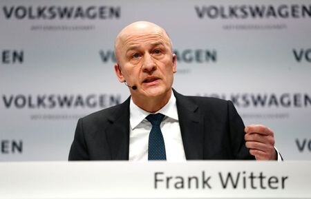 　２月２０日、ドイツ自動車大手フォルクスワーゲン（ＶＷ）のフランク・ウィッター最高財務責任者（ＣＦＯ、写真）は２０２１年夏に退任する見通しだ。２０１８年３月、独ベルリンで撮影（２０２０年　ロイター/Hannibal Hanschke）