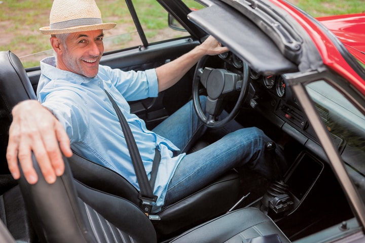 人間のオスは「ラグジュアリー」な車や服で他を圧倒しようとする WaveBreak/iStcok.