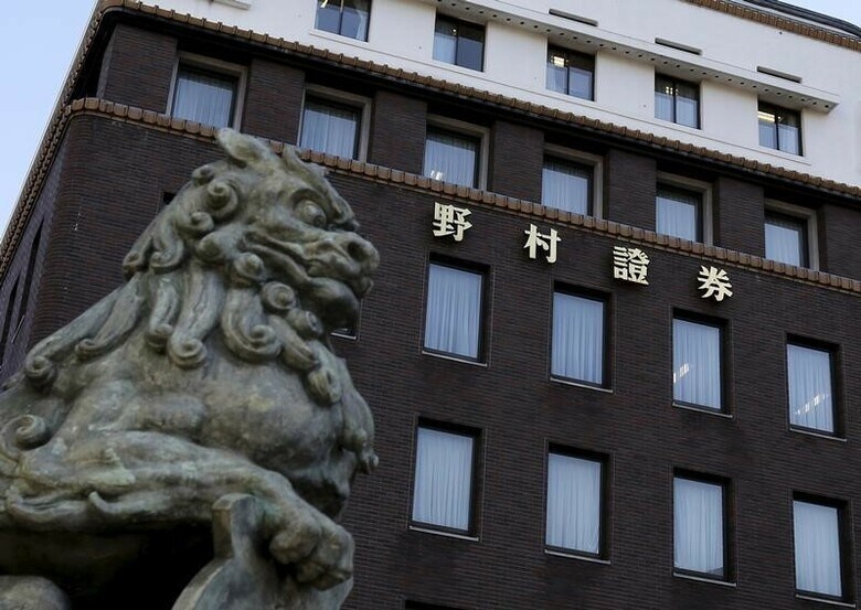 ４月１２日、野村ホールディングスが欧米でコスト削減を行う方針を固めた。欧州が中心で、現在３４３３人いる陣容のうち約５００─６００人が削減の対象となる見通し。写真は都内で２月撮影（２０１６年　ロイター/Yuya Shino）