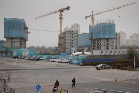 中国国務院のシンクタンクが複数の不動産開発企業や銀行と深センで８日に会合を開いた。資料写真、５日、北京市内の建設現場（２０２１年　ロイター／Thomas Peter）