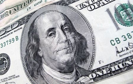 終盤のニューヨーク外為市場では、ドルが対ユーロで小幅な上昇にとどまった。米個人消費の落ち込みとインフレの冷え込みを示す経済指標を受けた。（２０２３年　ロイター／Sam Mircovich）