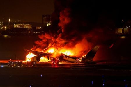 海上保安機と衝突し、炎上した日本航空の機体。２０２４年１月、東京の羽田空港で撮影（２０２５年　ロイター/Issei Kato）