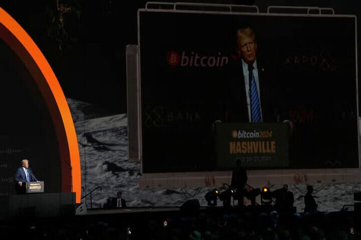 トランプ米大統領は３月２日、米政府が戦略備蓄を検討する暗号資産（仮想通貨）の対象として、ビットコインなど５つのデジタル資産の名前に言及した。これを受け、ビットコインやイーサリアムなどが急騰した。写真はビットコインのイベントで演説するトランプ氏。２０２４年７月、ナッシュビルで撮影（２０２５年　ロイター/Kevin Wurm）