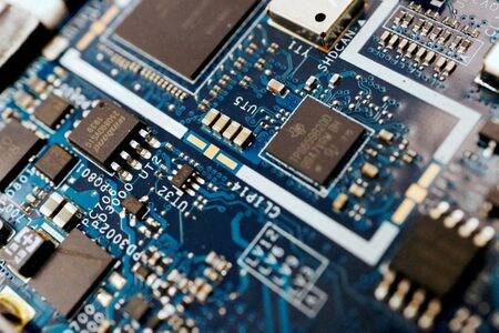 トランプ米政権は、半導体設計ソフトを提供する米企業に対し、中国企業に対するサービス提供を停止するよう命じた。２０２２年２月撮影（２０２５年　ロイター/Florence Lo）