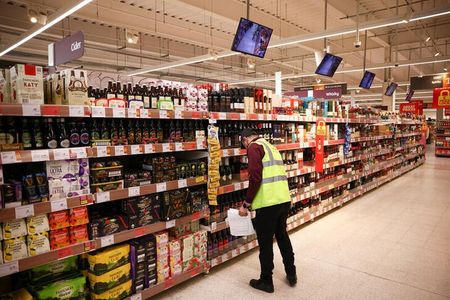 　市場調査会社ＧｆＫが１９日発表した５月の英消費者信頼感指数はマイナス２７と、前月から３ポイント改善した。写真はロンドン西部のスーパーマーケットで２０２２年６月撮影（２０２３年　ロイター／Henry Nicholls）
