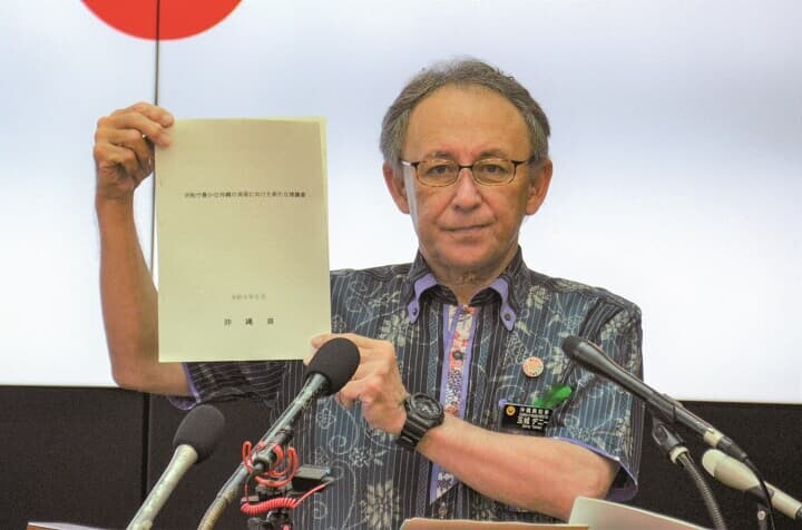 玉城は5月7日、基地負担軽減などを求めた「新たな建議書」を発表した　毎日新聞社/AFLO