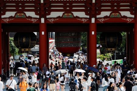 　５月１２日、内閣府が発表した４月の景気ウオッチャー調査で現状判断ＤＩは４２．６となり、前月から２．５ポイント低下した。写真は東京・浅草寺で２０２４年８月撮影（２０２５年　ロイター/Willy Kurniawan）