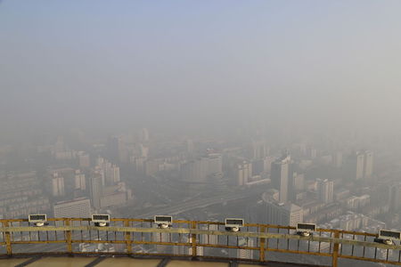 　１２月７日、北京市政府は、深刻な大気汚染が続くことが予想される場合に出される「赤色警報」を初めて発令した。市内で先月撮影（２０１５年　ロイター）