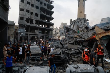 ブリンケン米国務長官は２日、３日から予定するイスラエルと他の中東諸国の訪問中に、イスラム組織ハマスが実効支配するパレスチナ自治区ガザ（写真）での民間人への被害を最小限にとどめる具体的措置について討議すると表明した。１０月撮影（２０２３年　ロイター/Mohammed Salem）