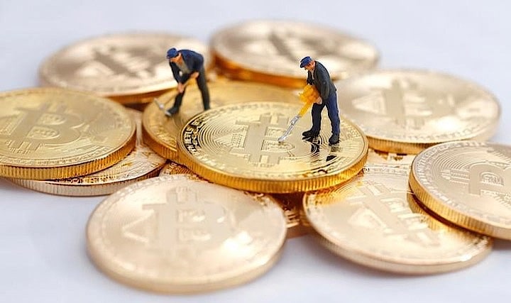 ２月６日、大手金融機関は仮想通貨取引との関わりが深まるに従い、従業員による不正な仮想通貨取引への対処という厄介な課題に直面している。写真は２０１７年１２月撮影（２０１８年　ロイター/Dado Ruvic）