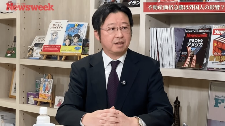 動画に出演する宮嵜氏（11月6日、東京都品川区）　ニューズウィーク日本版-YouTube