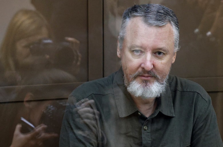 裁判所の被告席に座ったギルギン。マレーシア航空機撃墜の主犯として有罪にもなっている（8月29日、モスクワ）　REUTERS/Maxim Shemetov