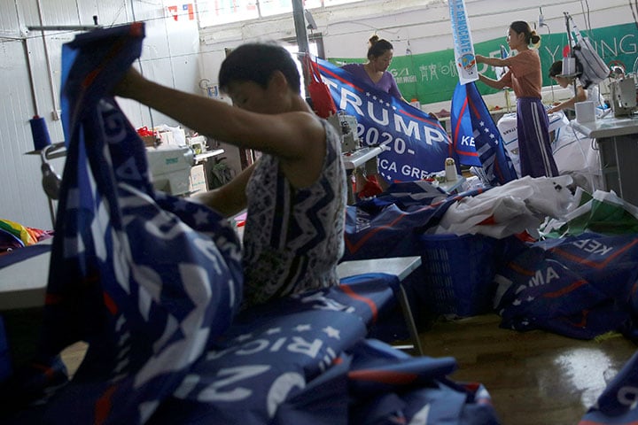 安徽省阜陽市の工場では2020年大統領選でトランプ陣営が使う選挙運動用の旗を製造中　Aly Song-REUTERS