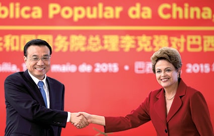 横断鉄道計画の調査開始などで合意した李（左）とルセフ（5月19日）　UESLEI MARCELINOーREUTERS