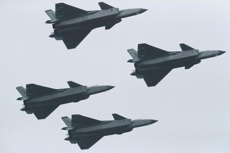 　中国最大の航空ショー「中国国際航空宇宙博覧会（珠海航空ショー）」が１１月８日、広東省珠海市で開幕した。写真はデモ飛行を行う最新鋭ステルス戦闘機「殲（Ｊ）２０」（２０２２年　ロイター/China Daily via REUTERS）