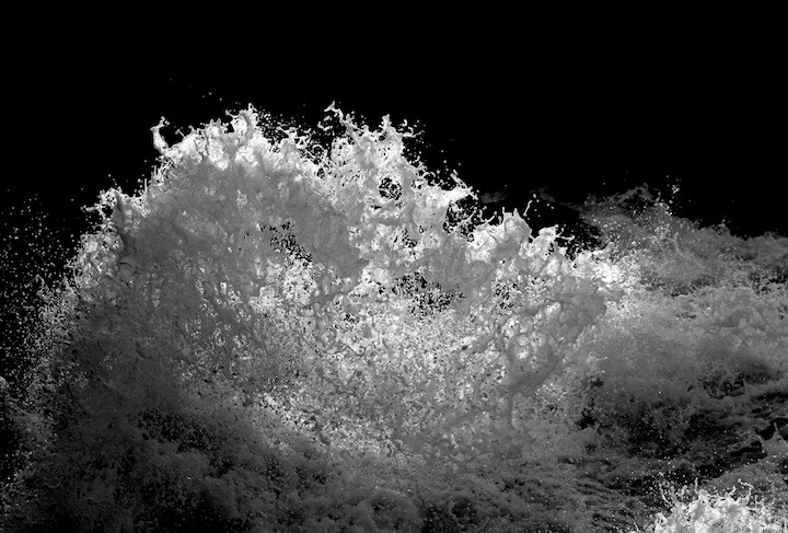 水の特異性の起源を東京大学の研究チームが発表 choness-iStock