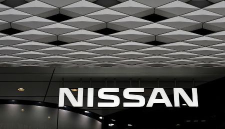 　１０月１９日、日産自動車、全６工場で生産している国内市場向け全車両の完成検査、出荷、登録の停止を決めた。写真はロゴ、都内で２月撮影（２０１７年　ロイター/Toru Hanai）