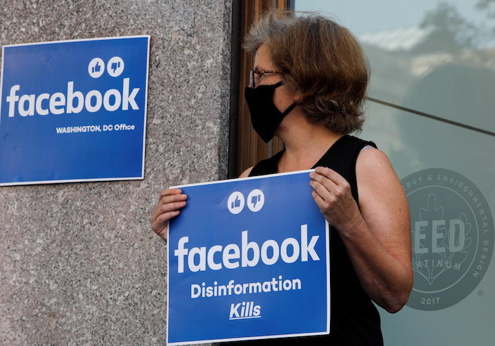 Facebook内の偽情報が問題になってから久しい...... REUTERS/Gabrielle Crockett