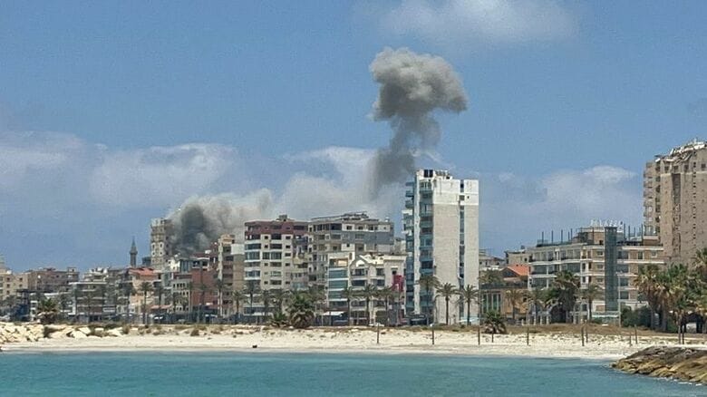 イスラエルの空爆を受け立ち込める煙。レバノン南部ティールで９日撮影。REUTERS/Stringer