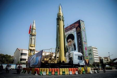 　１１月２５日、サウジアラビアの国営石油会社サウジアラムコの施設がミサイルとドローンで攻撃される４カ月前、イランの首都テヘランでは革命防衛隊の将官を交えて会議が開かれた。写真はバハレスタン広場に展示されたミサイルとイラン最高指導者ホメイニ氏の肖像。２０１７年９月２７日、テヘランで撮影（２０１９年　ロイター/Nazanin Tabatabaee Yazdi/TIMA）