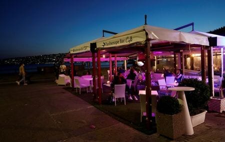 ５月２５日、イタリアの連立政権がソーシャル・ディスタンシング（社会的距離）の実行を支援するボランティアの募集を巡って対立している。ナポリで２１日撮影（２０２０年　ロイター/Ciro De Luca）