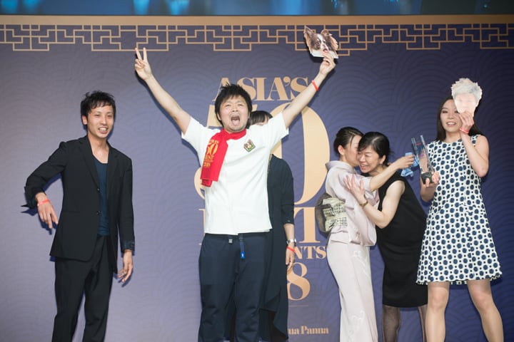 昨年11位から一気に2位に駆け上がった「傳」の長谷川在佑シェフ（中央）と関係者の皆さん。