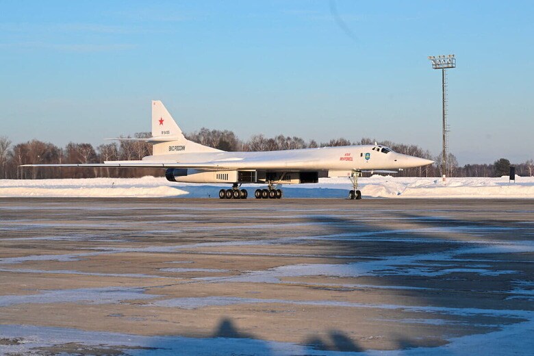 これも標的？プーチン専用の最新型Tu-160M戦略爆撃機（2月22日、カザン）Sputnik/Dmitry Azarov/Pool via REUTERS