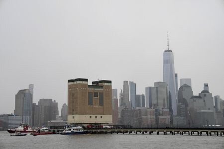 ニューヨーク市警察局によると１０日午後、米ニューヨーク・マンハッタンを流れるハドソン川にヘリコプターが墜落した。（２０２５年　ロイター/Eduardo Munoz）