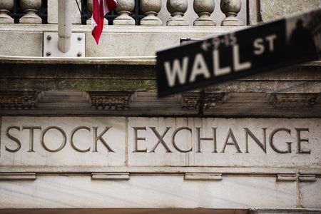 　１１月１３日、米株は続落。テクノロジー株に売りが集中、年末商戦の行方が不安視された百貨店株も下落した。写真はＮＹ証取前の金融街の道路標識。２０１３年５月撮影。（２０１５年　ロイター／Lucas Jackson）
