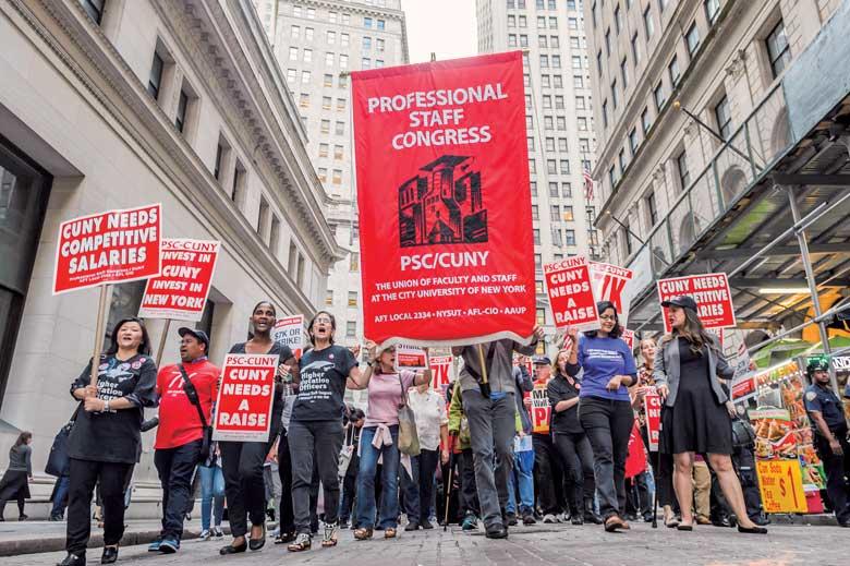 AIが進化しても庶民がその経済的恩恵にあずかれるのは当分先だ（ニューヨークでの賃上げデモ）　ERIK MCGREGOR-LIGHTROCKET/GETTY IMAGES