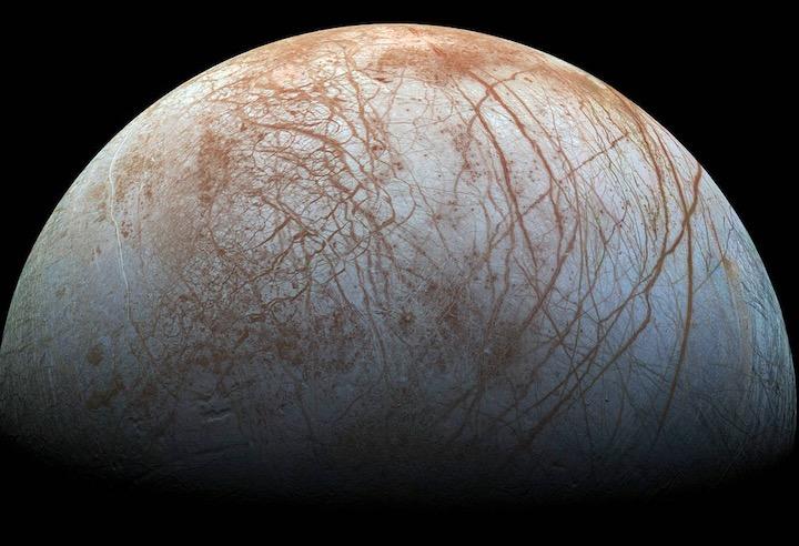 木星からの高エネルギー荷電粒子とエウロパの表面の相互作用で「光る」　NASA/Jet Propulsion Lab-Caltech/SETI Institute