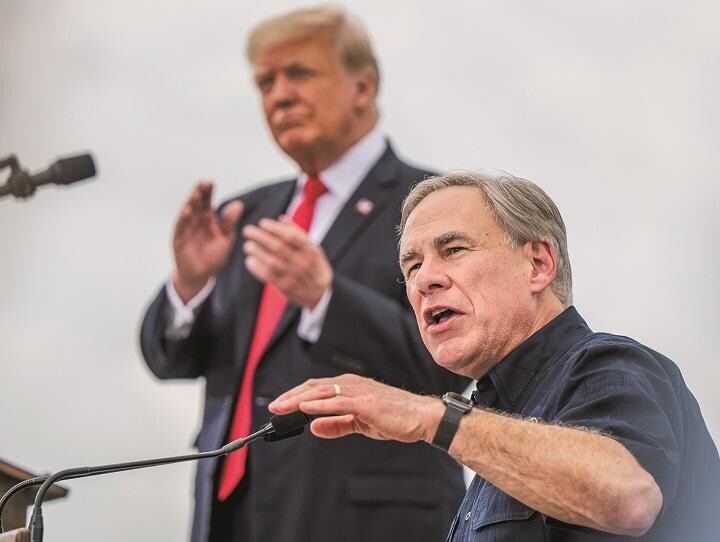 トランプと共にメキシコ国境を視察するアボット（6月30日）　BRANDON BELL/GETTY IMAGES