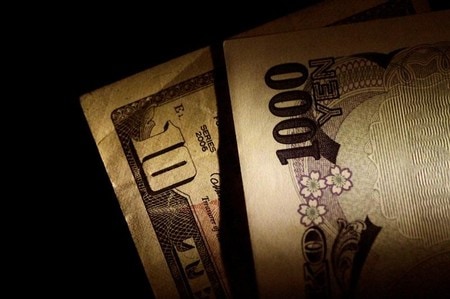 　１月１２日、金融市場を大きく揺り動かす投機筋の間で、円と米国債が今年最初の有力な取引の標的となりつつある。日銀の金融政策変更を見越した円買いや、対中情勢の不透明感などを背景とする米金利の上昇シナリオで、いずれも今年は小幅な変動にとどまるとする大方の予想の裏側を突こうとする戦略だ。写真は昨年６月撮影（２０１８年　ロイター／Thomas White）