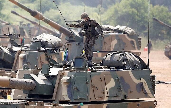 韓国軍の関係者が23日明らかにしたところによると、北朝鮮が軍事境界線付近で宣伝放送用の拡声器の再設置を進めている。演習に参加する韓国軍兵士。23日韓国坡州で撮影(2020年　ロイター/Kim Hong-Ji)