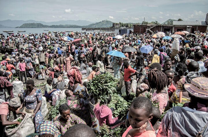 ＜非公式経済＞4月2日、コンゴ（旧ザイール）東部の主要都市ゴマのキブ湖畔にあるキトゥク市場にあふれる人々。コンゴでは都市部労働者の約80％が経済活動にも統計にも表れない「非公式経済」に関わっている。新型コロナウイルスの感染拡大を受けて保健当局はソーシャルディスタンス（社会的距離）を呼び掛けていたが、日々の商売に生活が懸かっている人々にとっては無理な話だ　©Moses Sawasawa for Fondation Carmignac