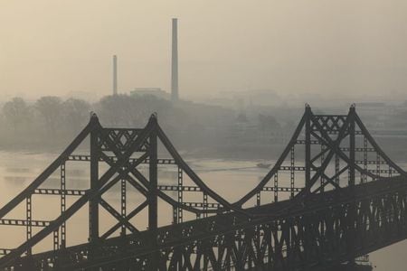 　５月１８日、中国税関総署の発表によると、中国の４月の対北朝鮮輸出は２８７５万１０００ドル相当と、過去３カ月の合算の２倍超に増えた。写真は中国と北朝鮮を結ぶ橋。中国遼寧省で４月撮影（２０２１年　ロイター／Tingshu Wang）
