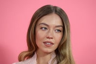 【写真】何も着ず、手ブラで笑顔...シドニー・スウィーニー、大胆すぎるトップレス姿を披露