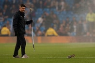 サッカー試合の前座にリス!?　選手顔負けのステップにスカウトまで