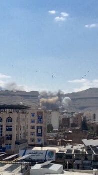 イエメン軍、首都サヌアでフーシ派に空爆実施