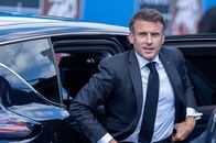 マクロン仏大統領の勢力は支持率3位に...右派と左派のポピュリストに「挟撃」され、沈む中道連合