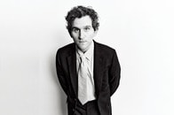 「ハリポタ俳優で終わりたくない」...ハリー・メリングが新作『ピリオン』で見せた「別人級」の変身