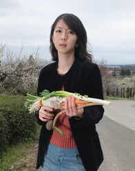 野菜の銃とヤギの世話？ 現代アーティスト小沢剛の作品が秘めた意図とは？