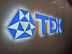 ＴＤＫと太陽誘電の株価が急伸、最先端品の共同開発を好感　「東の雄」勢力にも