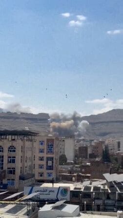 イエメン軍、首都サヌアでフーシ派に空爆実施