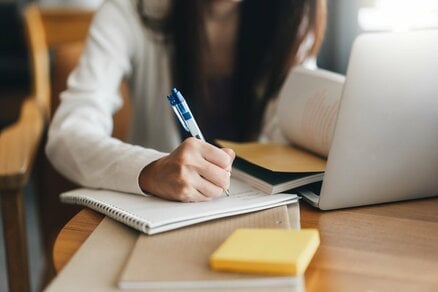 カフェで「10時間勉強」していたら犯罪になる？ 仕事と生活に役立つ書籍を一挙公開