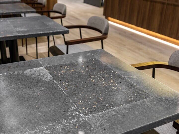 茅材をアップサイクルしたラウンジのテーブルの天板